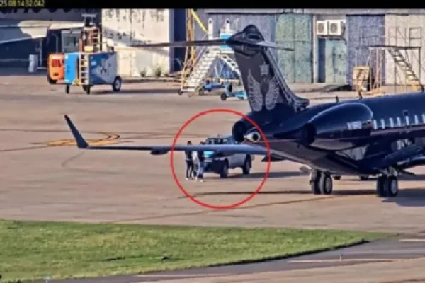 Siete vuelos del enigmático jet negro que comprometen al Gobierno: valijas, contratos y la SIDE de Milei