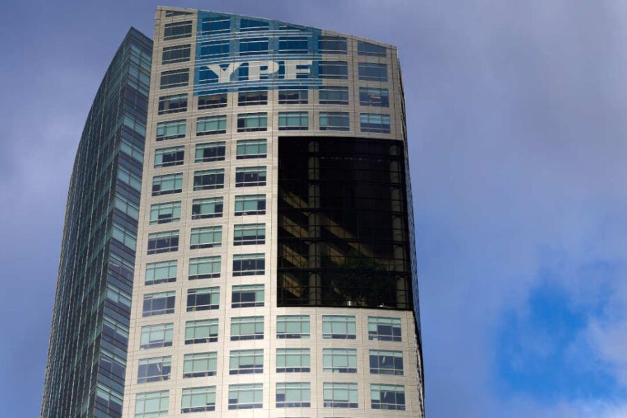 Argentina enfrenta semana crucial para definir entrega del 51% de acciones en la disputa por YPF