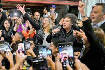 Javier Milei inicia campaña provincial con acto partidario en La Plata y busca consolidar su apoyo en la región