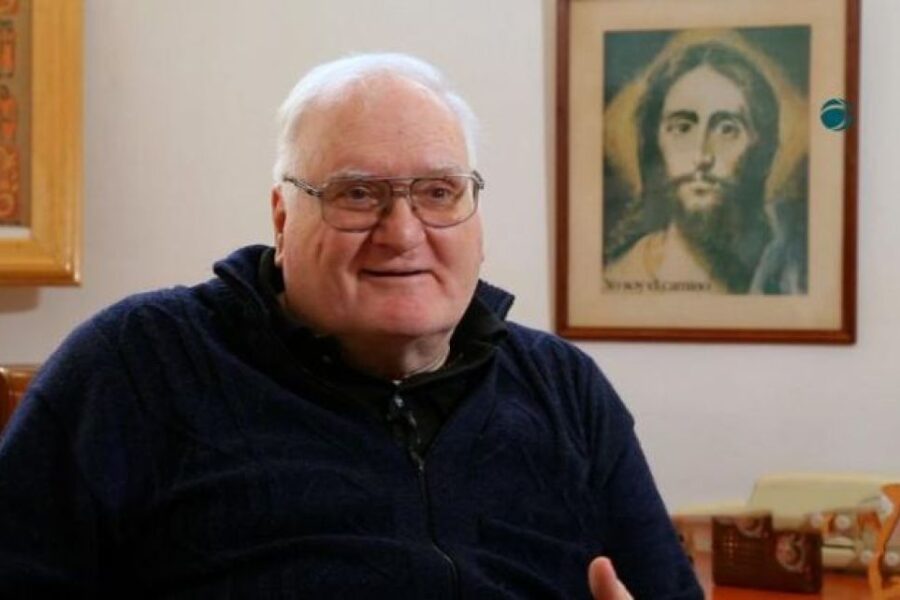 Sacerdote de San Cayetano denuncia “genocidio” contra los jubilados en conmovedora declaración