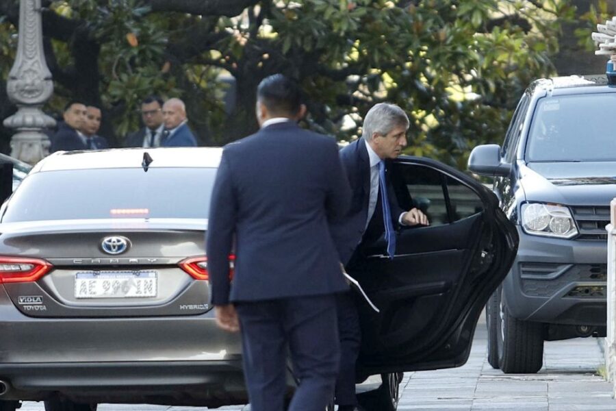 Gobierno reconoce su papel en la suba del dólar tras acusaciones a un grupo de bancos