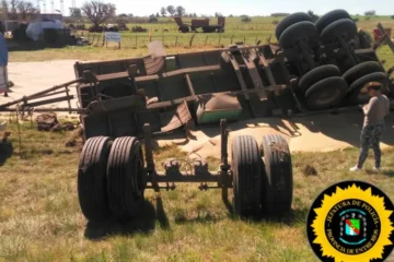 Camión con acoplado de trigo vuelca en la ruta 39, cerca de Herrera, causando un gran caos en la vía.