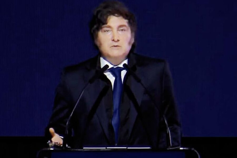 Milei elige enfocarse en la macroeconomía y evade el escándalo que lo involucra.