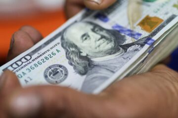 El dólar mayorista baja casi 4% en agosto, mientras el minorista se mantiene a $1.335 ante tasas en alza.