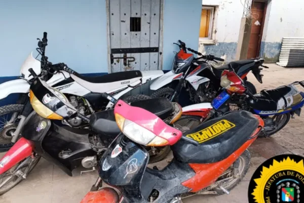 La Paz: detienen a dos personas con medio kilo de cocaína, cinco motos y armas en un operativo policial