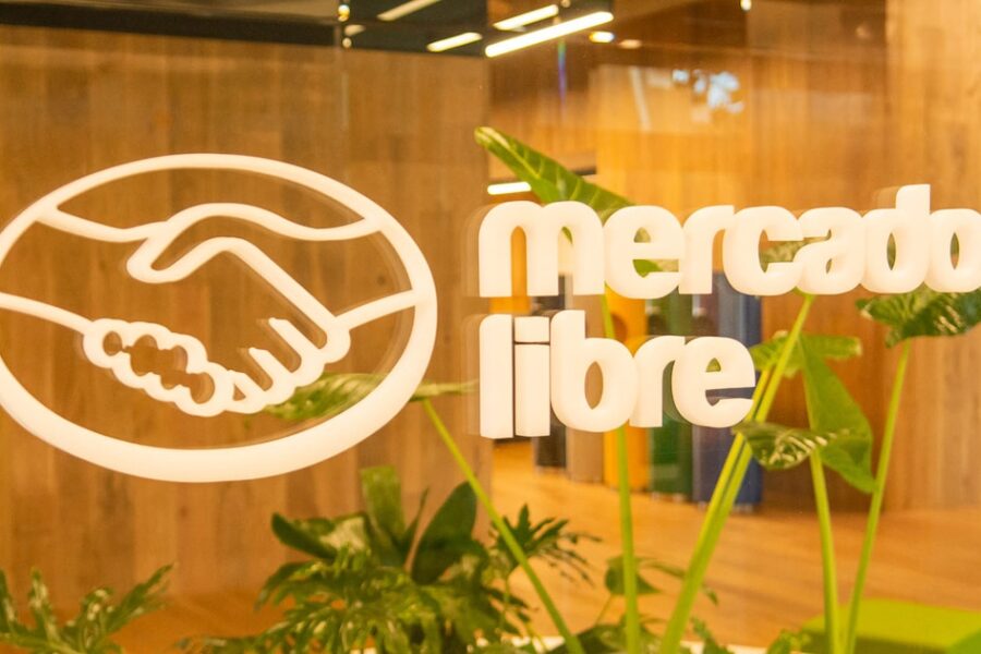 Mercado Libre reporta buenos resultados, pero una decisión en Brasil afecta sus márgenes tras cambios en envíos gratuitos