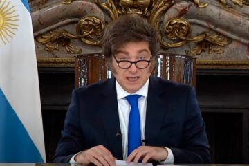 Javier Milei insiste en que el aumento del dólar no afectará la inflación y cita a teóricos de la economía.