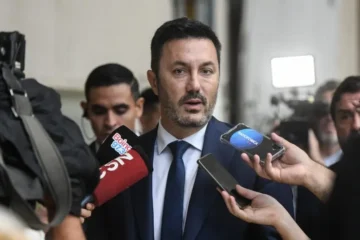 Contratos millonarios vinculan también a Luis Petri con el laboratorio de las coimas