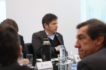 Kicillof va a la Corte Suprema por $ 12 billones y desafía a Milei en plena campaña