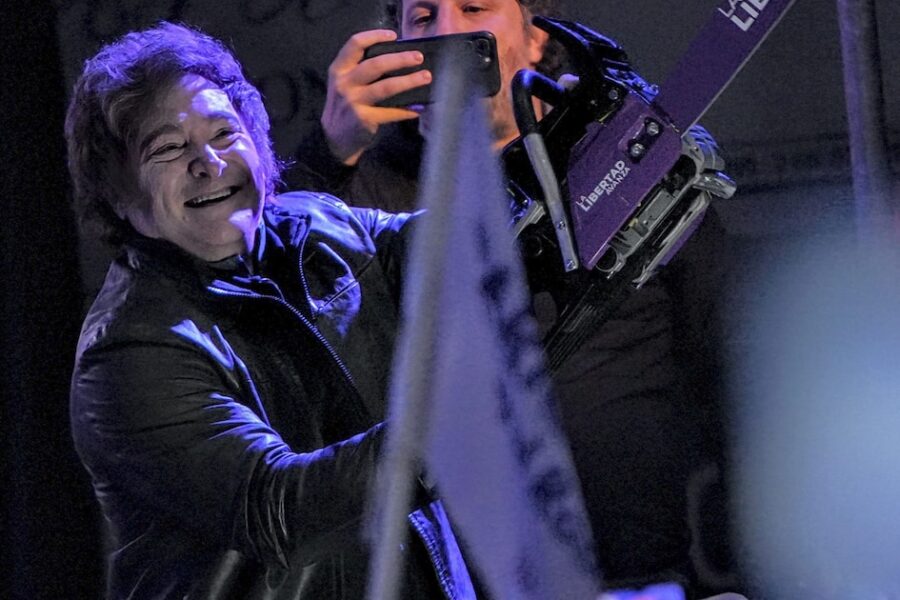 El Gobierno se prepara para las elecciones con su “plan aspiradora”, desafiando el “plan platita” de la oposición.