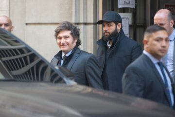 Milei explica la suba de tasas: factores políticos influyen más que la política monetaria según su análisis económico