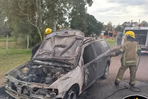 Un automóvil se consume en llamas debido a una falla mecánica en Villaguay