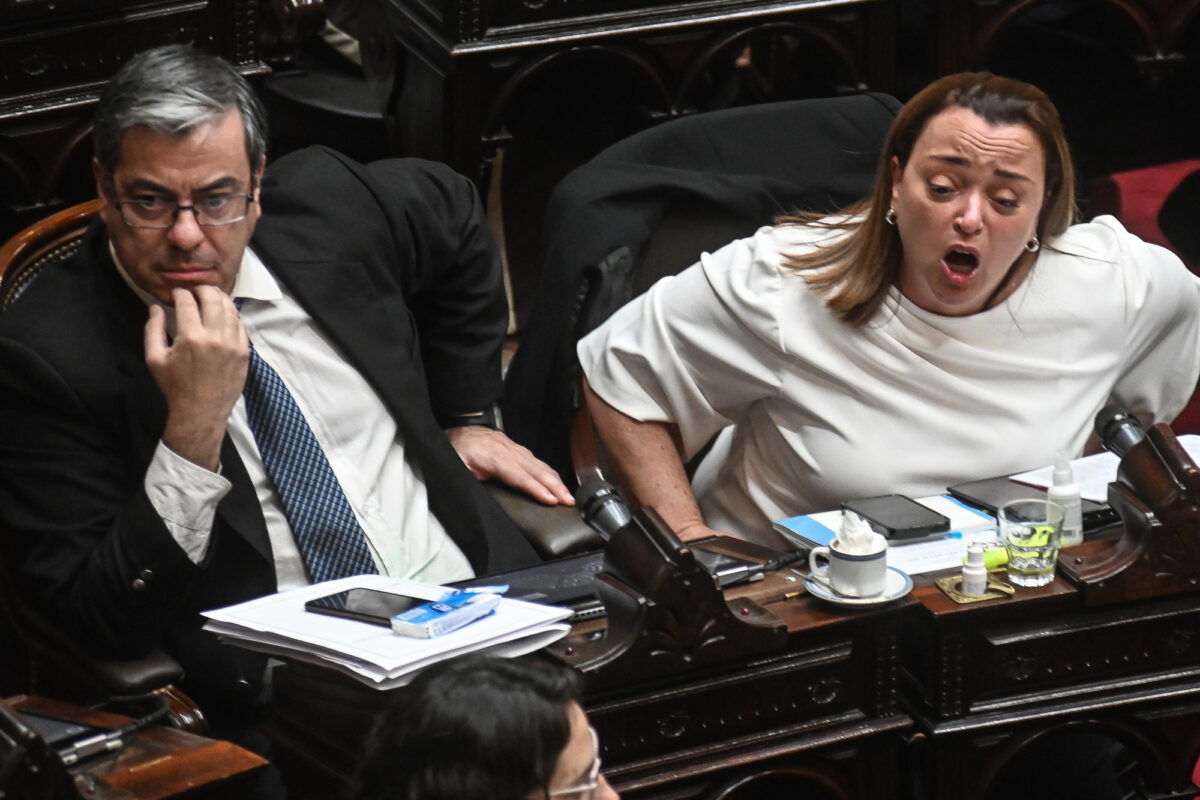 la oposición quiere sesionar la semana próxima y discute la estrategia