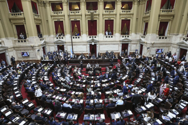 Milei intenta blindarse de una nueva paliza en el Congreso