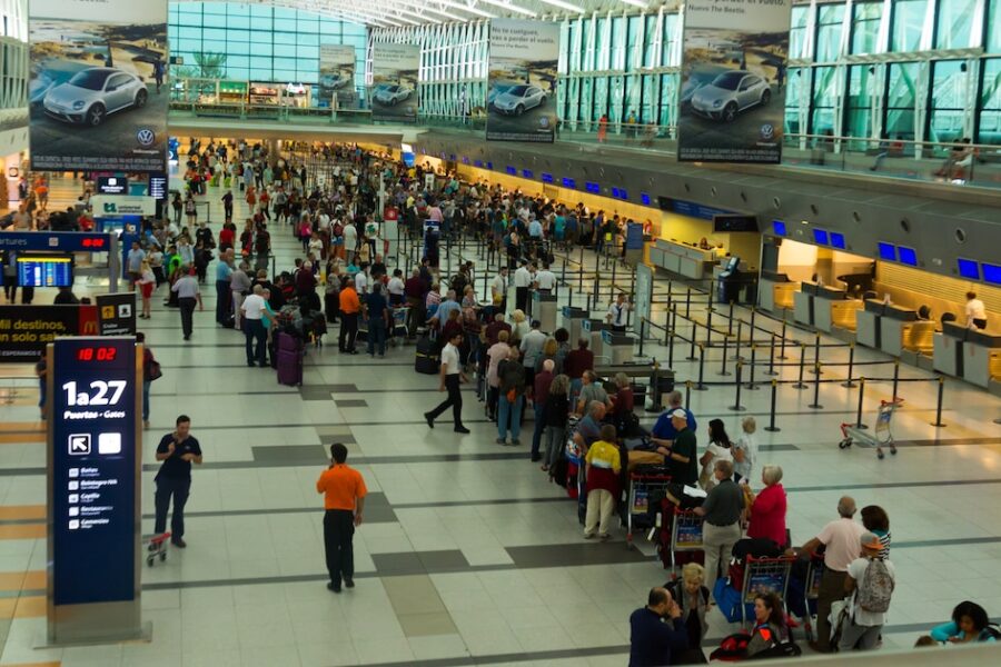 Creciente déficit de divisas: 1,6 millones menos de extranjeros y 4,4 millones más de argentinos salieron al exterior en 2025