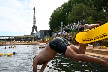 parisinos buscan refresco en el sena ante el aumento de temperaturas en europa