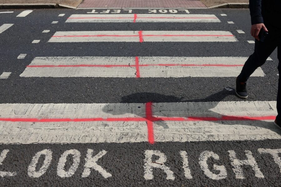 El significado de las banderas de Inglaterra en tiempos de orgullo y controversia por las protestas antiinmigración