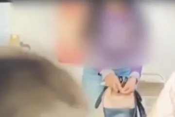 Alumnas de profesorado en Victoria instalan cámara oculta y capturan a profesora robando en el aula