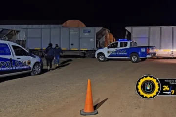 Motociclista gravemente herido tras colisión con un tren en San Salvador: un trágico accidente en las vías.