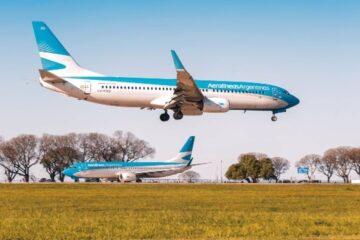 Paro de controladores impacta a 10.500 pasajeros y Aerolíneas Argentinas modifica más de 100 vuelos en un solo día