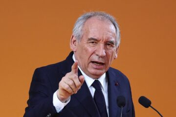 François Bayrou espera un giro inesperado que salve el gobierno de Emmanuel Macron en Francia