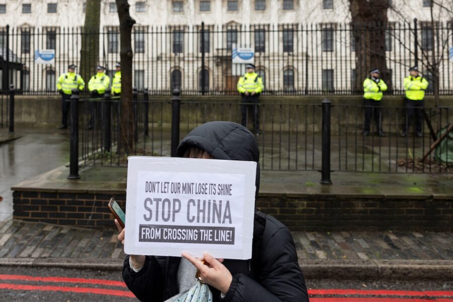 China inaugura embajada en Londres: preocupación en el Reino Unido por espionaje, hackers y acoso.