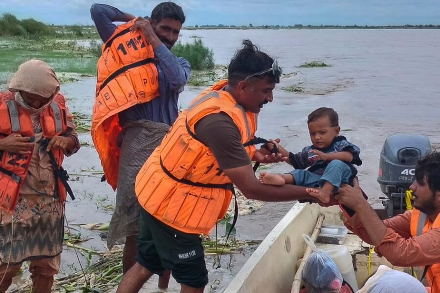 India libera agua de sus represas y Pakistán evacúa a miles por riesgo de inundaciones