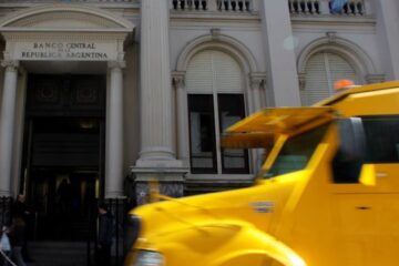 Gobierno y bancos se enfrentan por encajes en niveles récord mientras vencen $13,7 billones la próxima semana