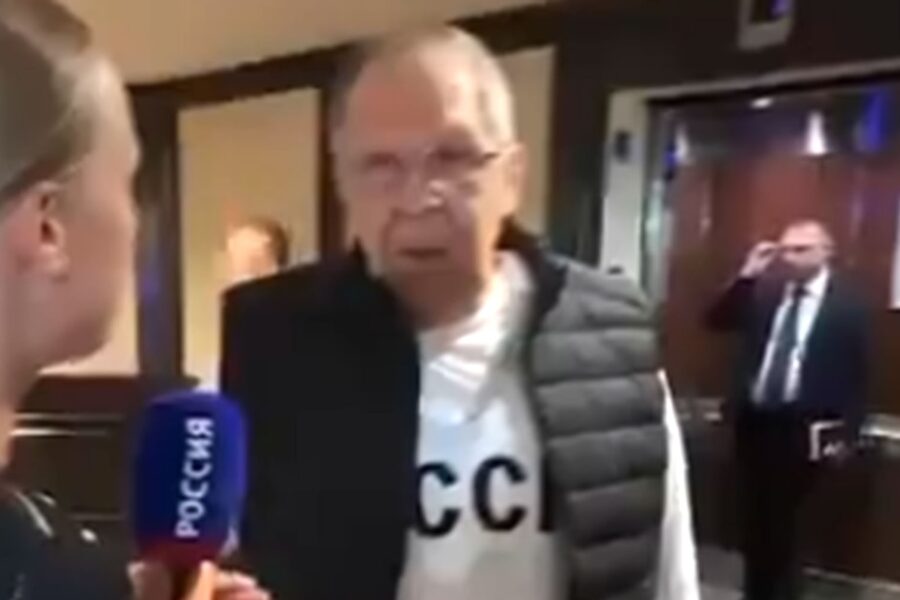 Canciller de Putin asiste a cumbre en Alaska luciendo camiseta con la inscripción URSS