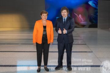 El FMI evalúa el plan económico de Milei: reconocimientos y advertencias sobre las reservas en comparación con otros países.