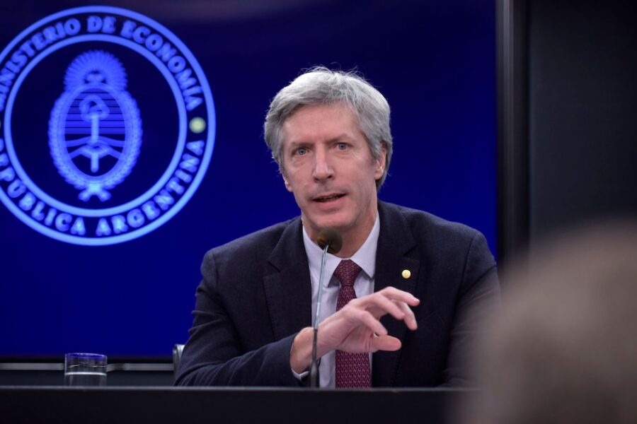 El FMI advierte sobre el uso de USD 3.000 millones en futuros por parte del Banco Central para frenar la devaluación del dólar