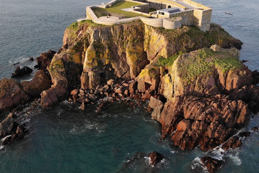Famoso fuerte en isla privada de Gales sale a la venta por 4 millones de dólares