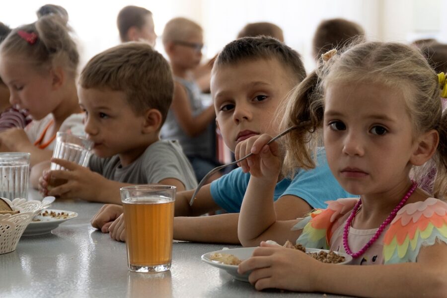 Human Rights Watch pide la liberación de prisioneros ucranianos y el retorno de niños deportados a su país