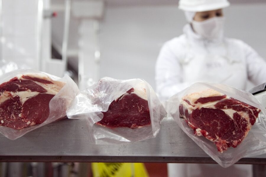 BRASIL refuerza ventas de carne a CHINA por aranceles de TRUMP, obligando a ARGENTINA a reconsiderar su estrategia comercial