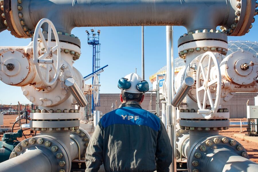 YPF finalizó la adquisición de yacimientos petroleros de Total en Vaca Muerta y aumenta la nacionalización en hidrocarburos