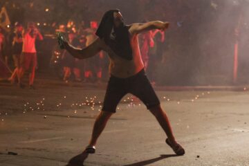 Tensión en Serbia: manifestantes y fuerzas de seguridad se enfrentan en la quinta noche de violentos disturbios