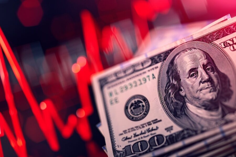 Dólar se desploma a $1.310 en un mercado volátil y Wall Street experimenta caídas de hasta 9% en sus acciones.