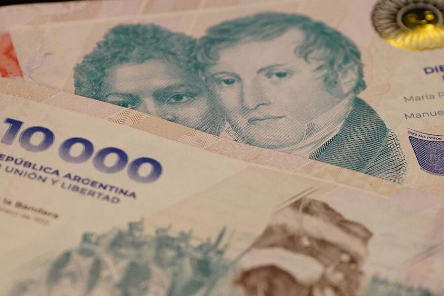 El Gobierno planea inyectar pesos y busca reducir tasas ante la creciente demanda de dólares antes de las elecciones.