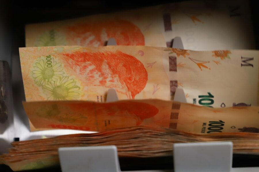 Aumento de la morosidad en préstamos bancarios alcanza el nivel más alto en 18 meses, impulsado por créditos personales y tarjetas.