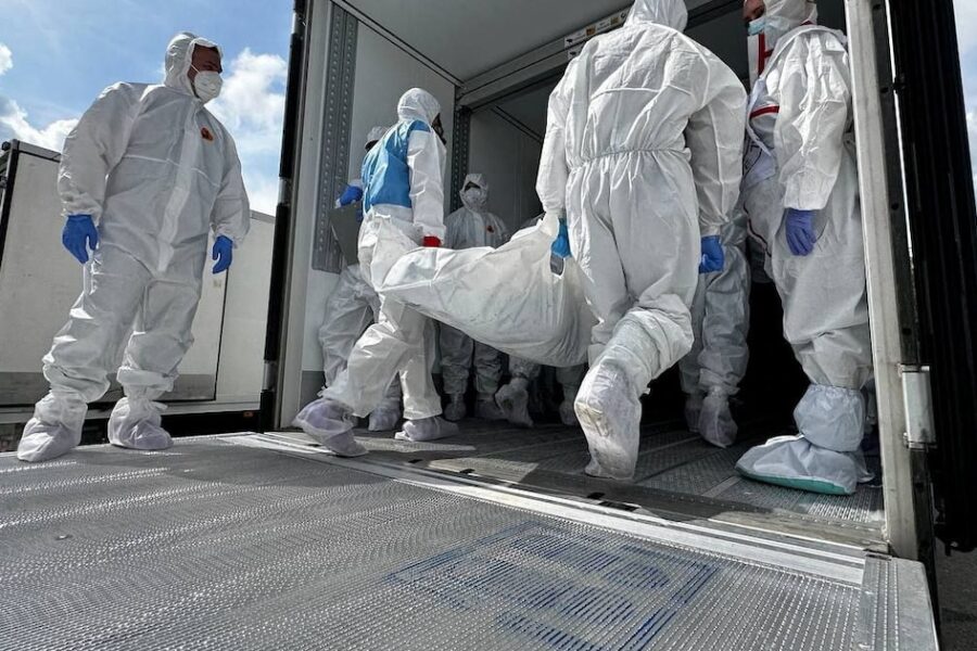 Ucrania enfrenta el desafío de identificar más de seis mil cadáveres entregados por Rusia tras el conflicto