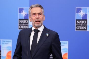 El primer ministro neerlandés Dick Schoof y su gabinete superan moción de censura en medio de crisis política