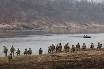 Ejército de Corea del Sur rescata a desertor norcoreano que cruzó un río con flotadores improvisados