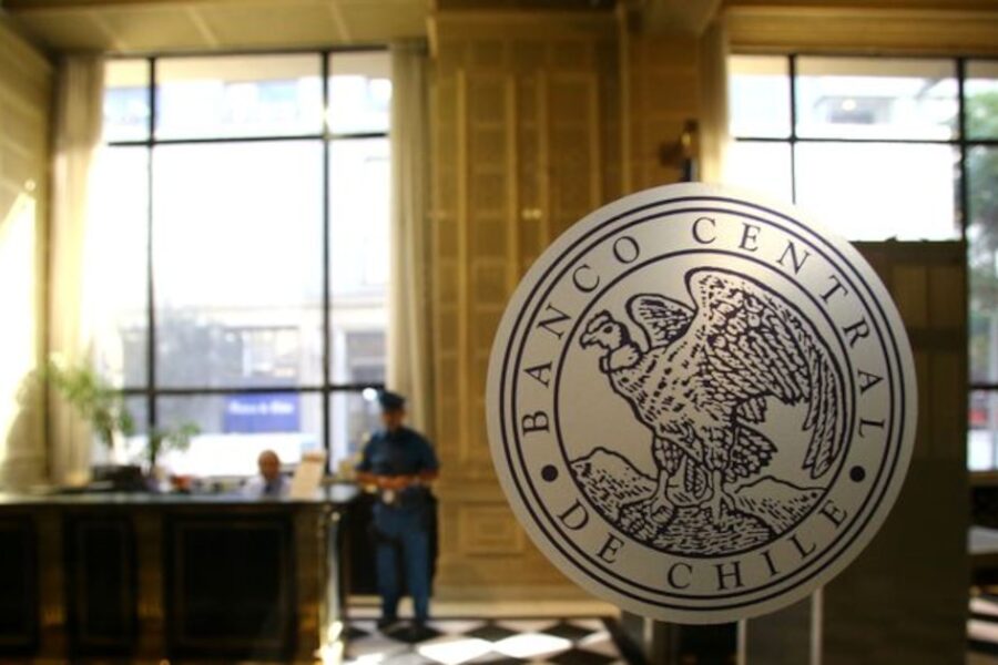 Chile implementa plan para acumular reservas de USD 25 millones diarios hasta 2028, ejemplo para Argentina según FMI