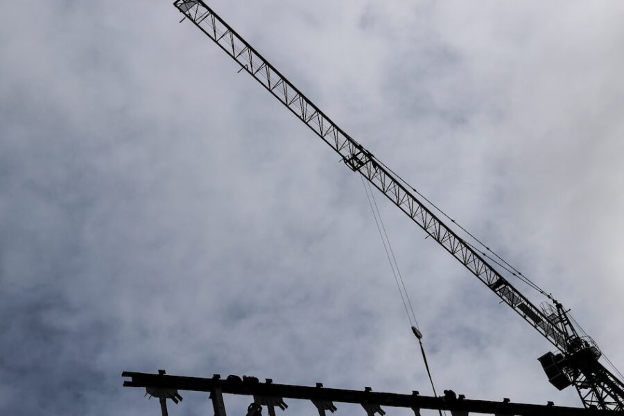 Tensiones financieras frenan la actividad económica y generan alertas sobre caída preelectoral y suba de tasas en agosto.