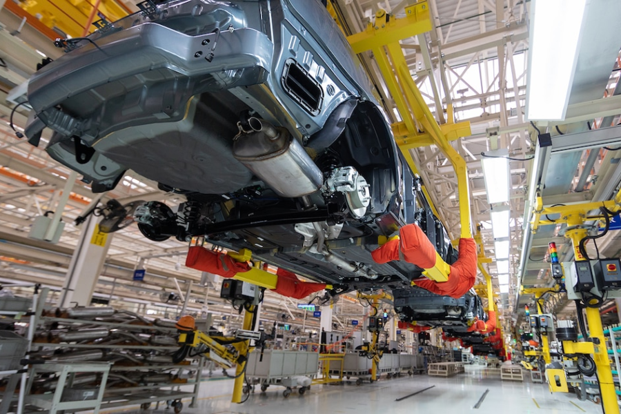 Actividad económica en junio creció 6,4% interanual, pero descendió 0,7% respecto a mayo; avance de 6,2% en el semestre por sectores.