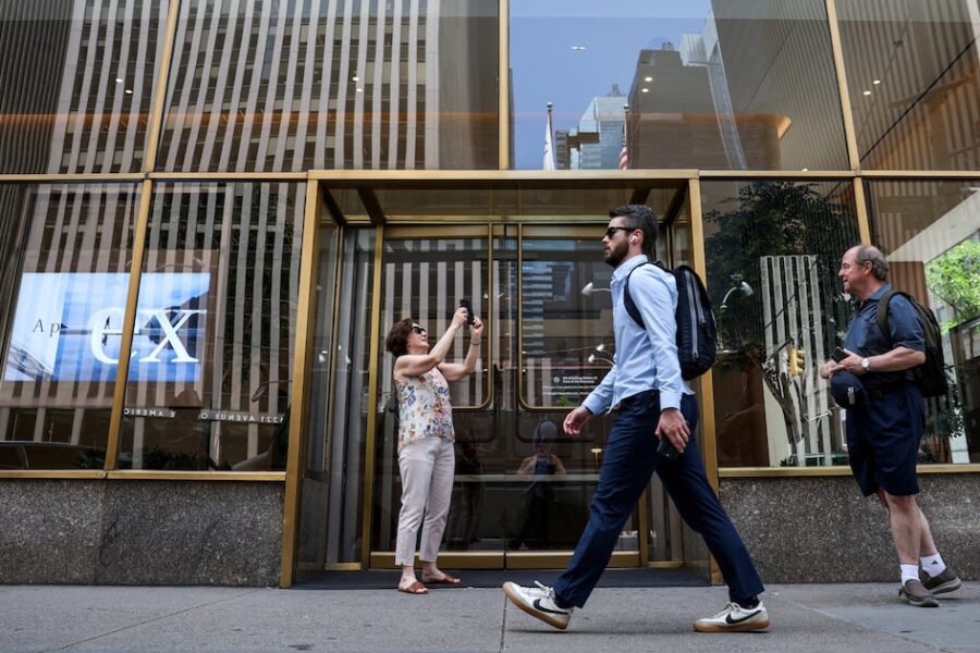 Gigante de Wall Street abandona el peso antes de la subida del dólar oficial y revela su ahorro en tres meses