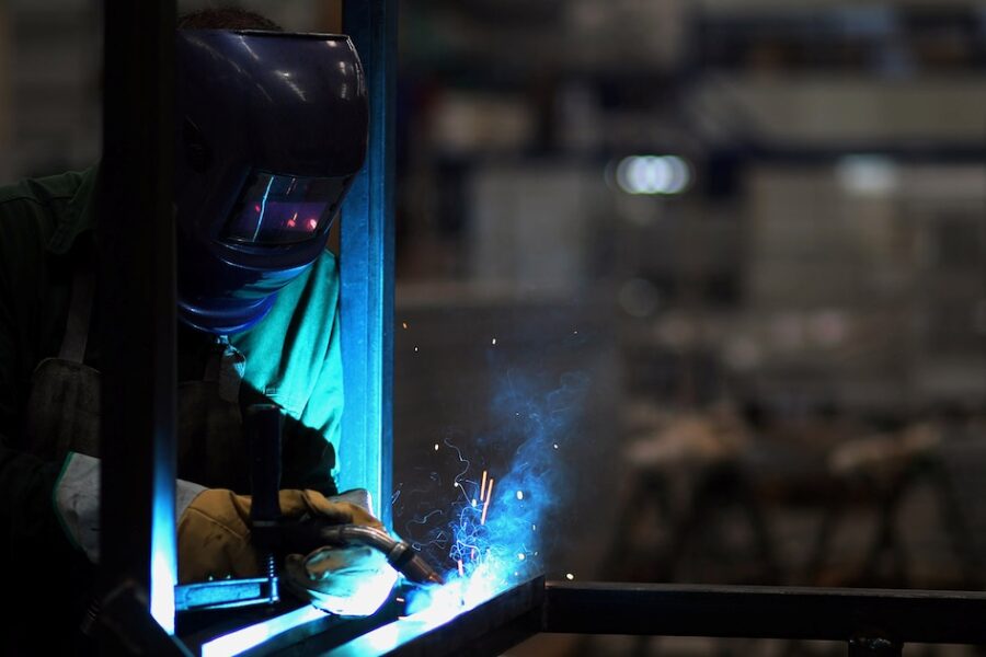 Mercado ajusta proyecciones de crecimiento por suba de tasas, con meta del 5% para 2025 y caídas en sectores clave