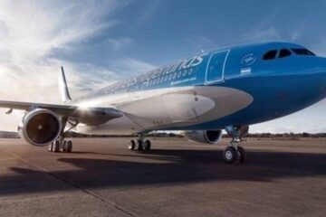 Paro de controladores provoca la cancelación de 70 vuelos, 50 de Aerolíneas Argentinas, que reclama a organismos reguladores