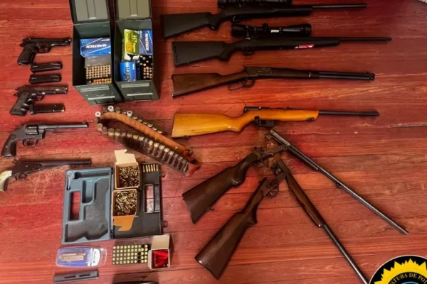 Allanan a militar retirado en Diamante por amenazas y descubren un arsenal en su poder