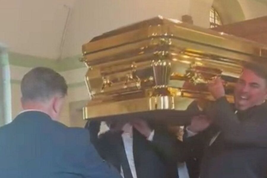 Un empresario londinense recibe un funeral excéntrico con caravana en Rolls-Royce y ataúd de oro macizo